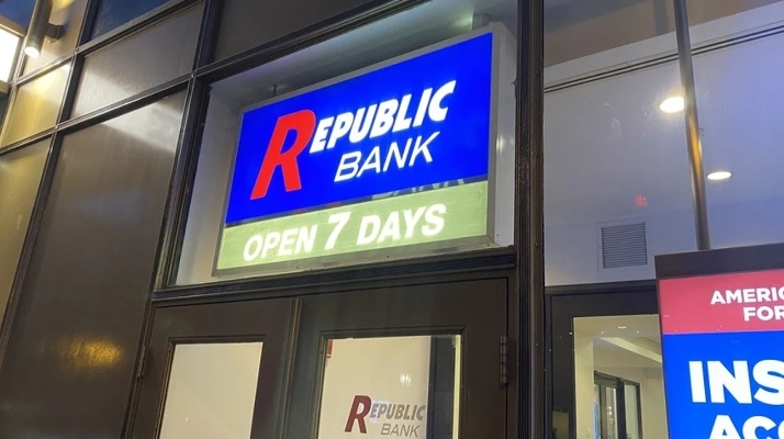 美国银行又爆雷！共和第一银行倒闭32间分行被接管