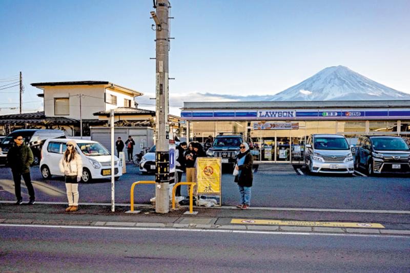 日本﻿富士山小镇拟建屏障 谢绝打卡