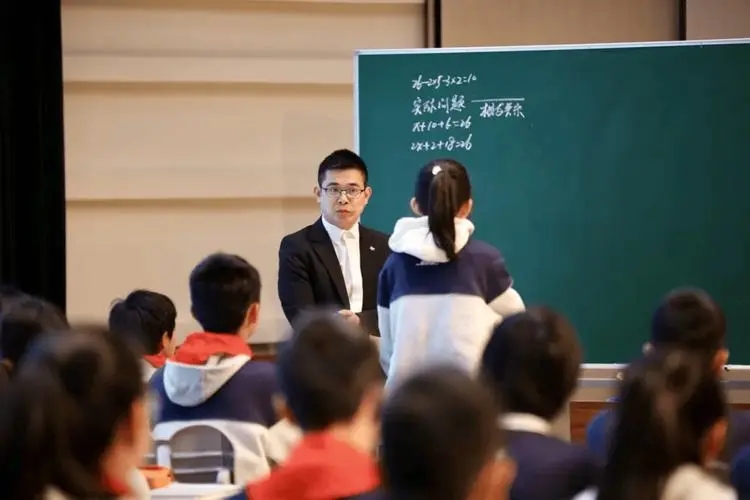  The demonstration and exchange activities of mathematics classroom teaching in Sino French senior high schools were held
