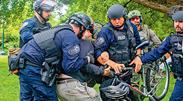 ﻿美国校园反战示威延烧 2500人被捕
