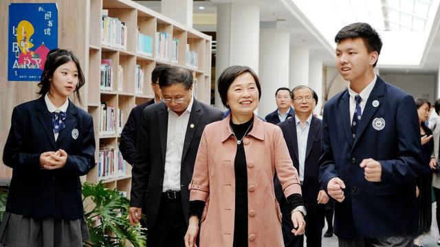 蔡若莲今日率领香港高等院校代表团访问北京