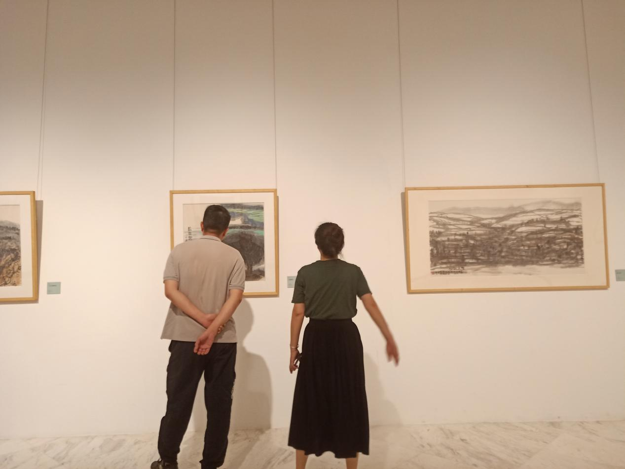 “学者书画”50年：梁江艺术大展在深圳举行