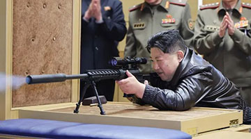 金正恩視察軍工企業(yè)并現(xiàn)場(chǎng)打靶 槍槍十環(huán)