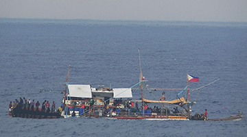 菲船在黄岩岛海域非法聚集 中国海警现场管制