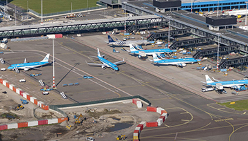 荷兰史基浦机场发生致命事故 一人卷入飞机发动机身亡