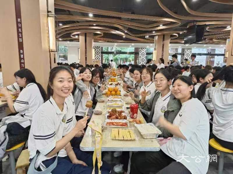 郑州九中：近800名高三学子同赴“壮行宴”    每道菜品寓意满满