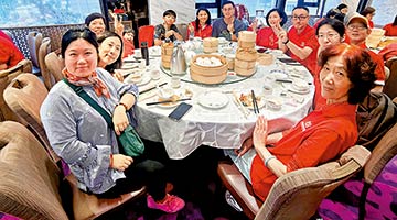  Beijing and Shanghai passengers arrive in Hong Kong by high-speed railway: go to have morning tea as soon as they leave West Kowloon