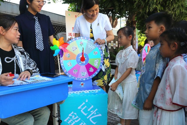 青岛小学生期末测评“乐考”无“纸”受喜爱