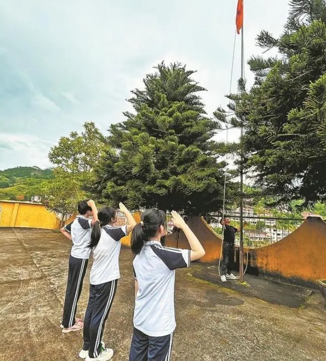 福建南安：山村小学的4人“闭学式”