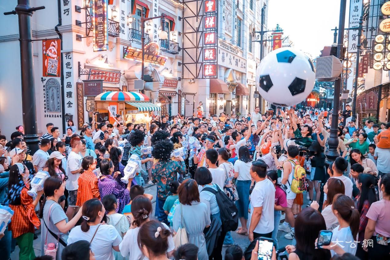 郑州：电影小镇避暑玩法点亮夏日夜经济