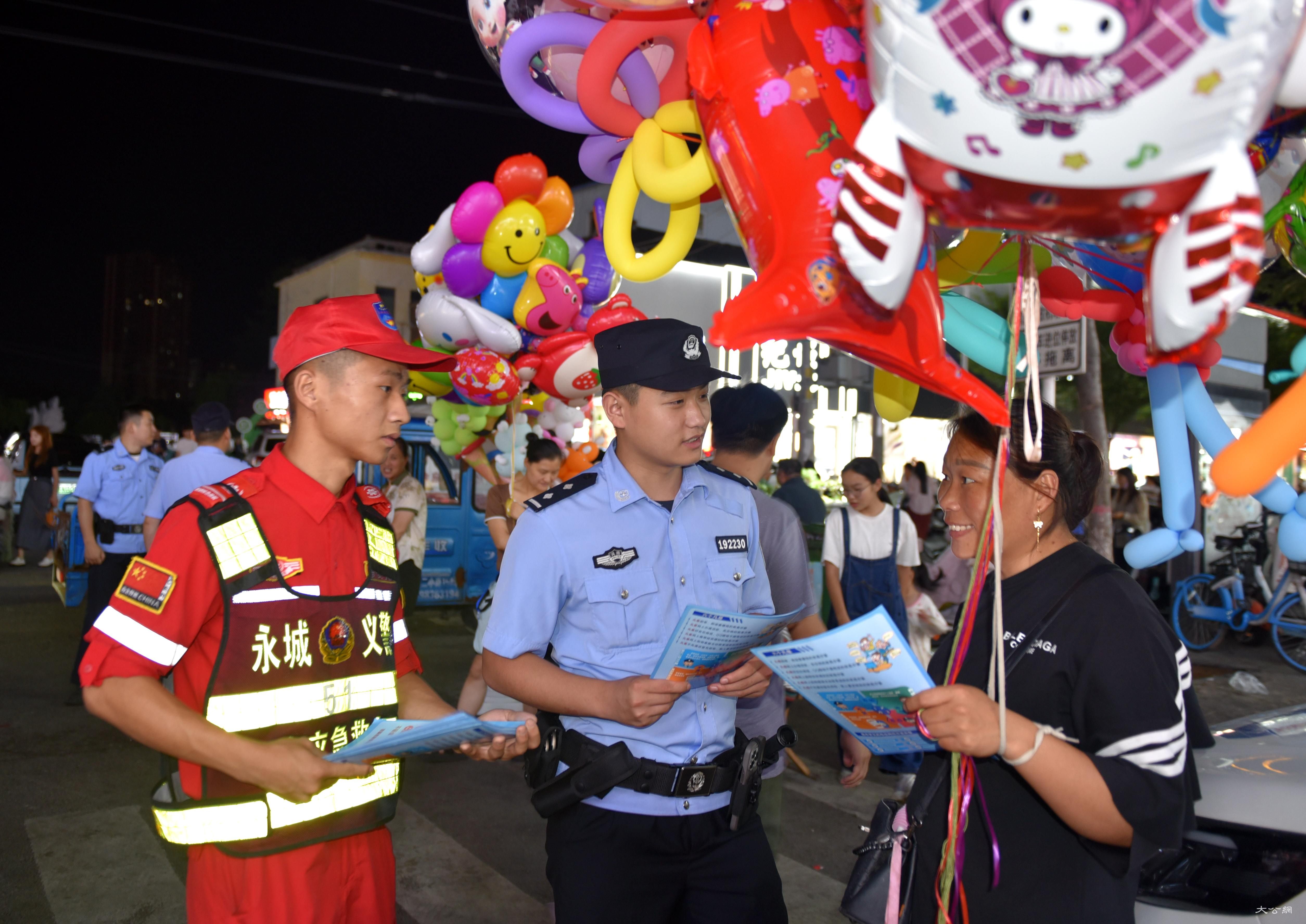 河南永城市公安局：民警夜市“练摊”忙，开展反诈“集中宣” 