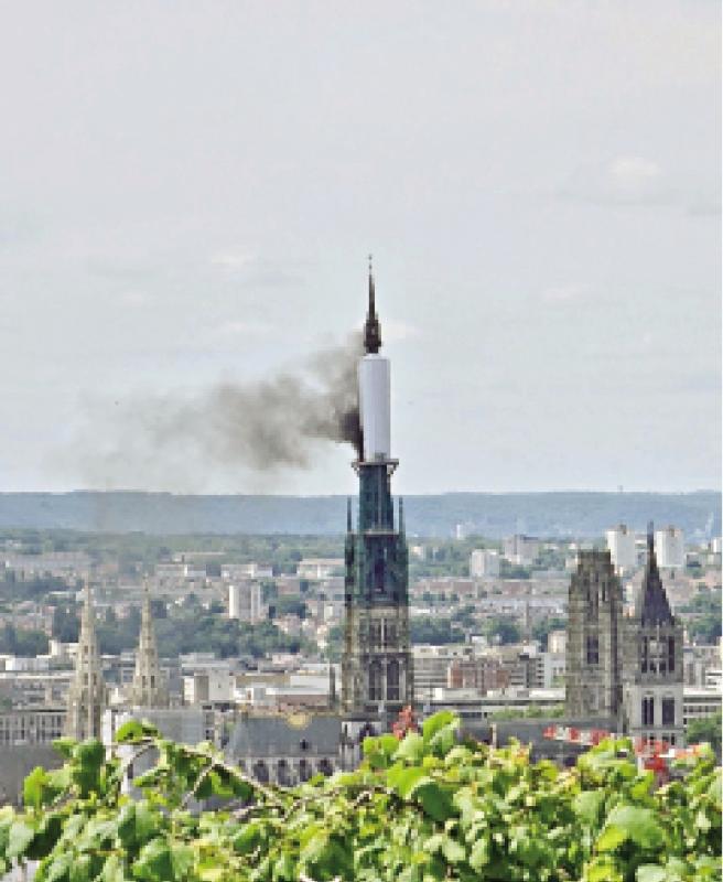 ﻿法国鲁昂大教堂尖塔失火