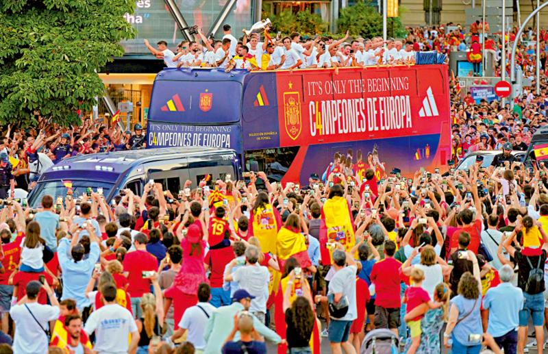 ﻿西班牙胜利巡游　50万人庆祝