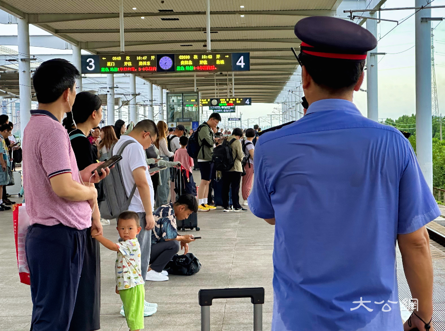 高温下的铁路人：驻马店西站践行“人民铁路为人民”