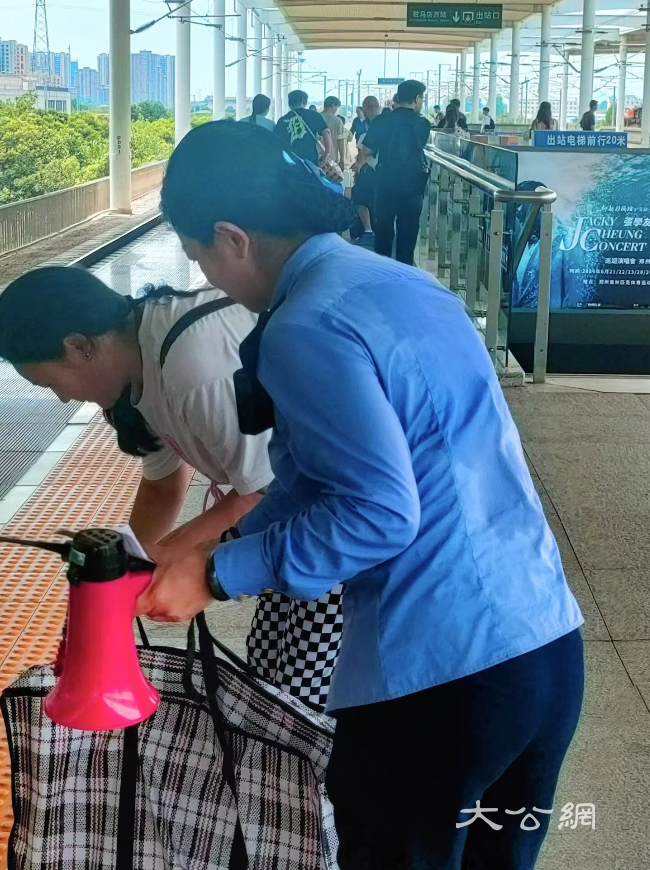 高温下的铁路人：驻马店西站践行“人民铁路为人民”