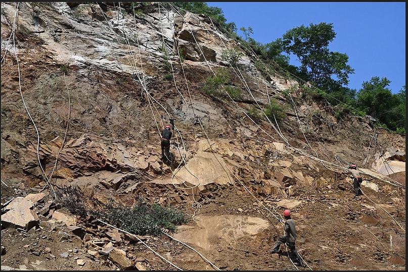 奮戰(zhàn)主汛期 河北在行動(dòng)丨山體“披外衣” 房路更安全