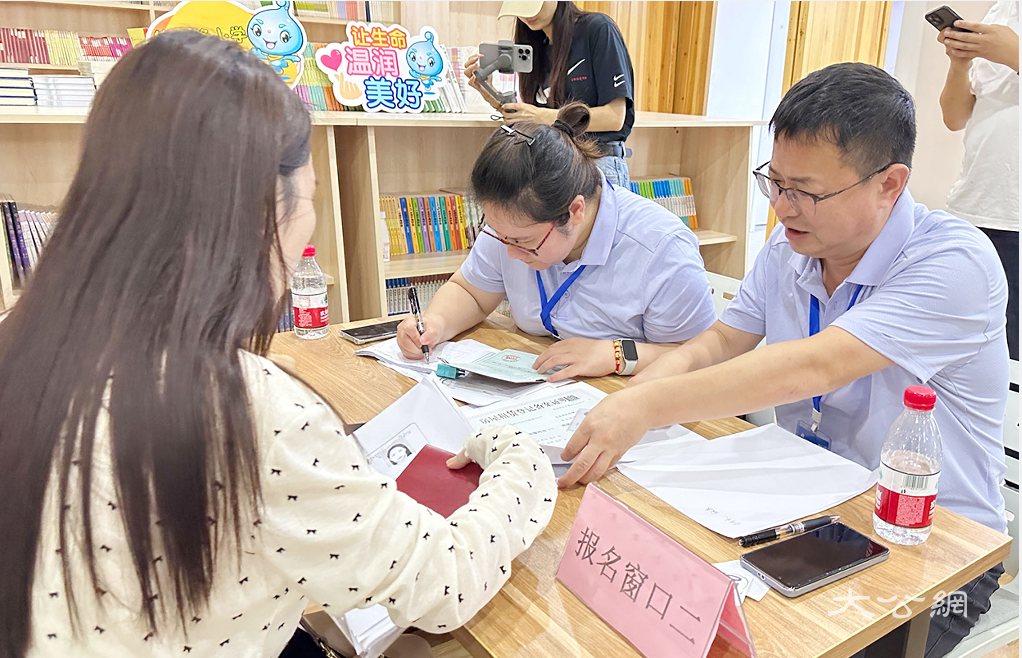 郑州市区小学入学报名：线上便捷  线下有序