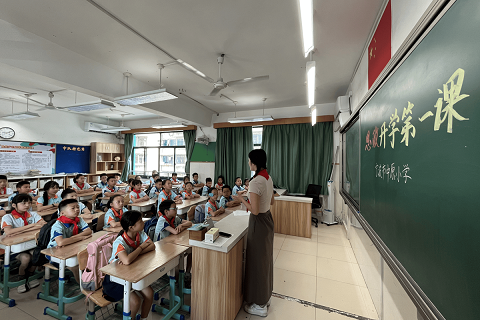 宁波学子喜迎新学期：礼赞新中国 少年正当燃