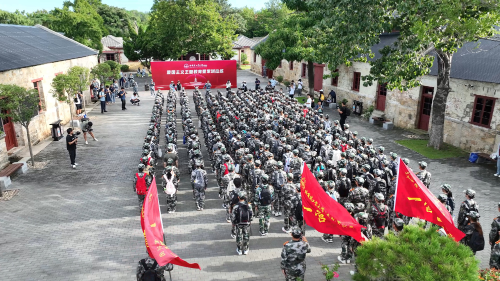 哈爾濱工業(yè)大學(xué)（威海）：3100余名新生軍訓(xùn)拉練，登上劉公島