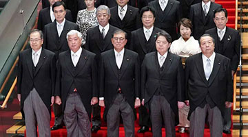 首相合影“露肚子”日本政府緊急“P圖”修正