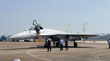 殲-15T落地珠海，海軍戰(zhàn)機(jī)首次出現(xiàn)在中國(guó)航展