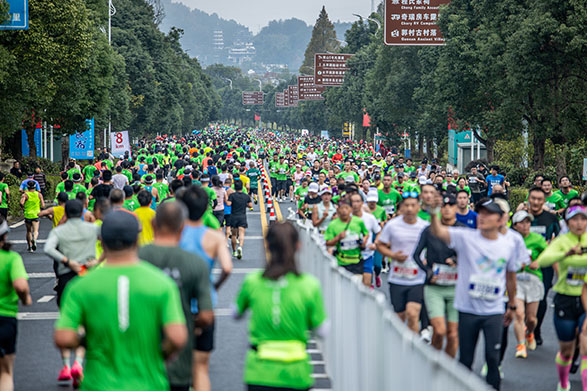 15000名跑友齊聚 2024黃山馬拉松鳴槍開跑