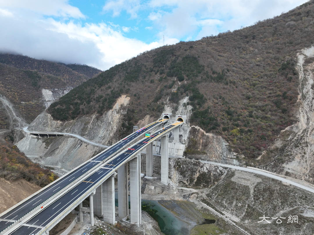 连接九寨沟 九绵高速厄哩寨特长隧道贯通