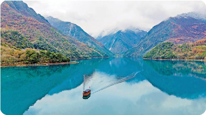 ﻿市井万象\湖光山色雪峰美