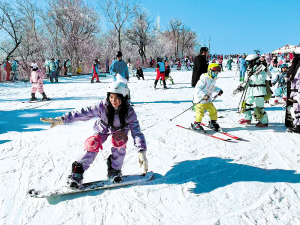 亞布力陽光滑雪場高級雪道盛大開板，5000余名滑雪愛好者共赴冰雪盛宴