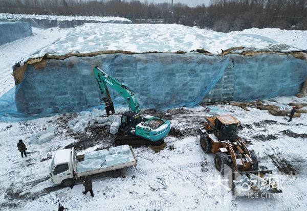 保存10個月的20萬立方米存冰“開封” 哈爾濱冰雪大世界即將開工建設(shè)