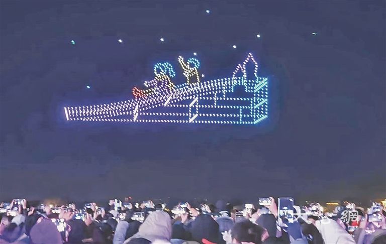 哈尔滨松花江上空璀璨夺目如梦如幻  千架无人机演绎冰雪光影秀