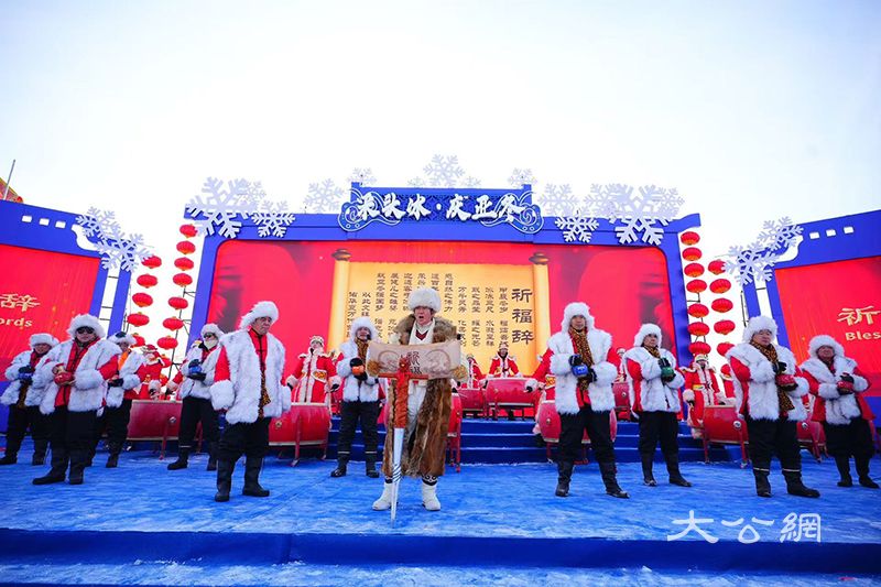 哈尔滨采冰节启幕 头冰出水 奏响冰雪游“序曲”