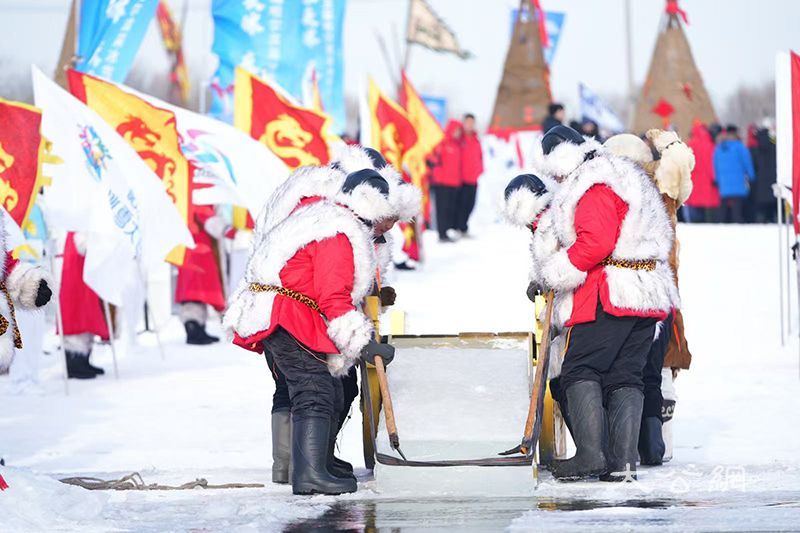 哈尔滨采冰节启幕 头冰出水 奏响冰雪游“序曲”