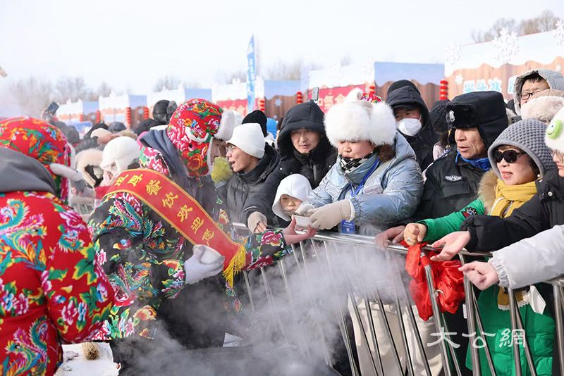 哈尔滨采冰节启幕 头冰出水 奏响冰雪游“序曲”