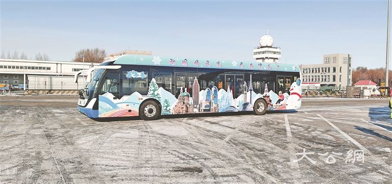 “亚冬号”摆渡车亮相