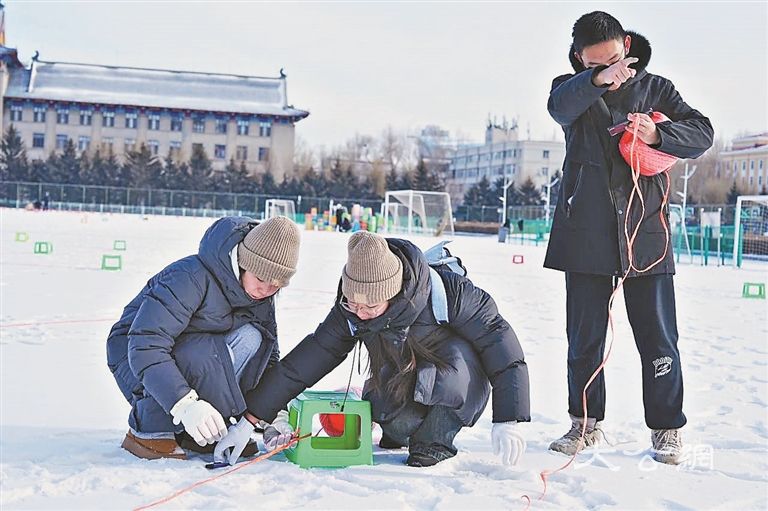 北斗导航实现厘米级精准定位 1600余哈工程师生冰雪作画