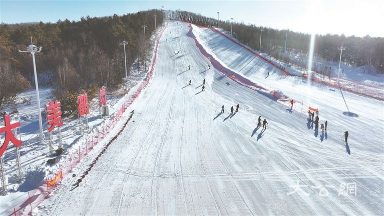 松鹤滑雪场 今冬第一滑“开板”