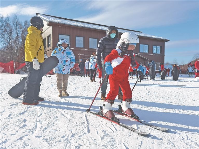 松鹤滑雪场 今冬第一滑“开板”