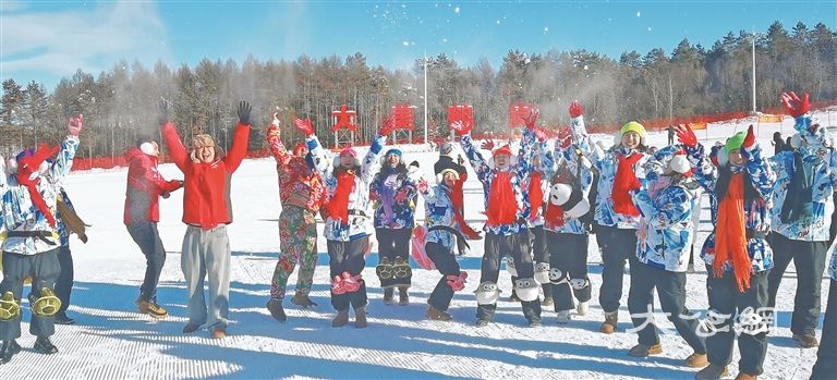 松鹤滑雪场 今冬第一滑“开板”