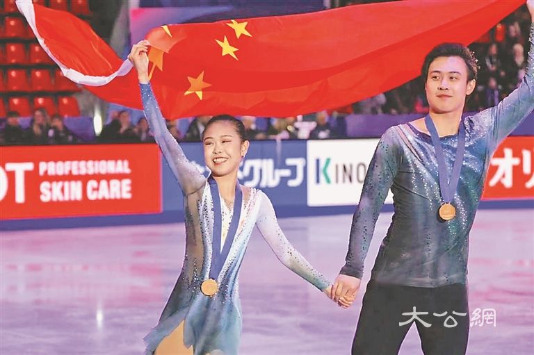 2024-2025世界花滑总决赛青年组双人滑 黑龙江籍运动员张嘉轩/黄一航获冠军
