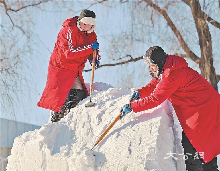 全省大学生雪雕比赛开铲