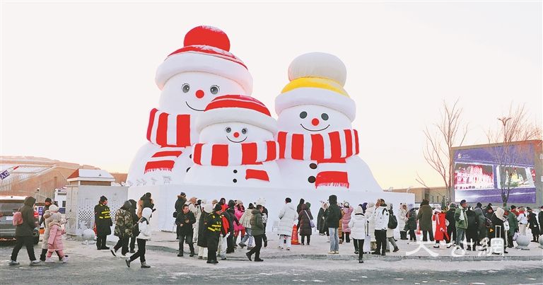 “雪人一家”笑迎八方客