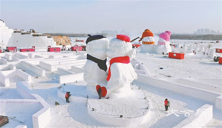 雪人“親親”亮相松花江畔