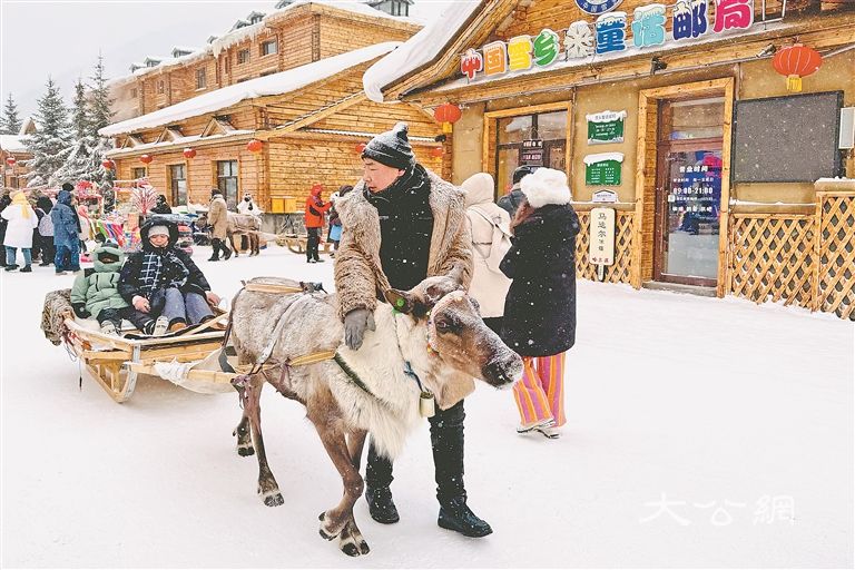 雪鄉(xiāng)日均游客連續(xù)突破兩萬(wàn)人