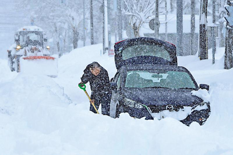 北海道降雪破纪录 逾60航班取消