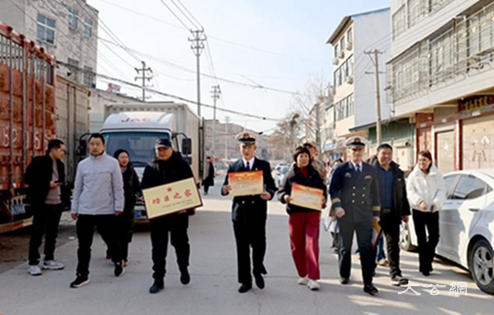 河南省杞县军地联合为荣立三级表彰的家庭送喜报