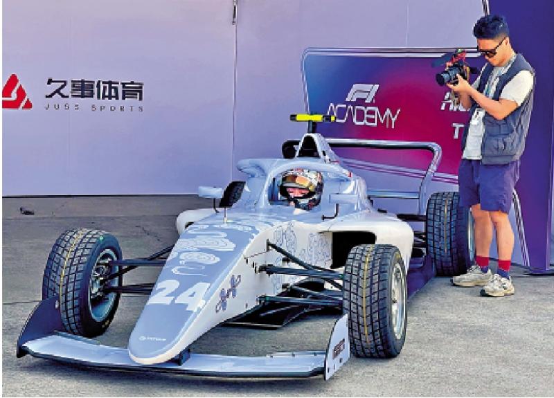 ﻿师炜出战学院赛 首圈滑出赛道