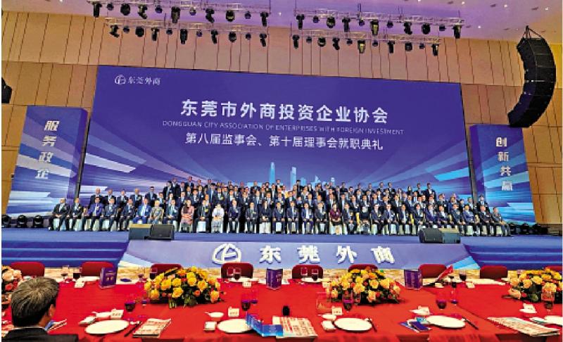 tongxing合作/湾区-Back -back，广场的双手与市场混乱
