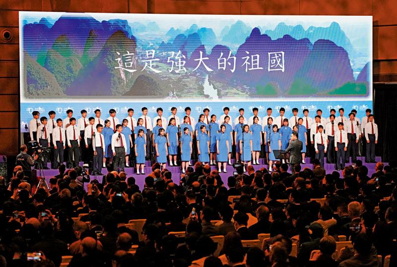 ﻿特写/学生高唱《我的祖国》感动全场