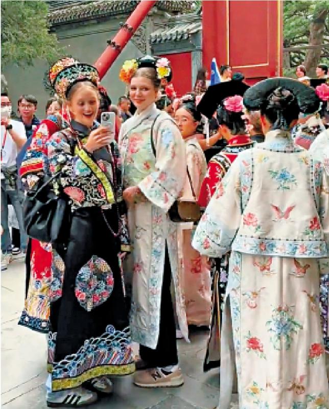 ?入境游持續(xù)火熱 “洋格格”亮相京城